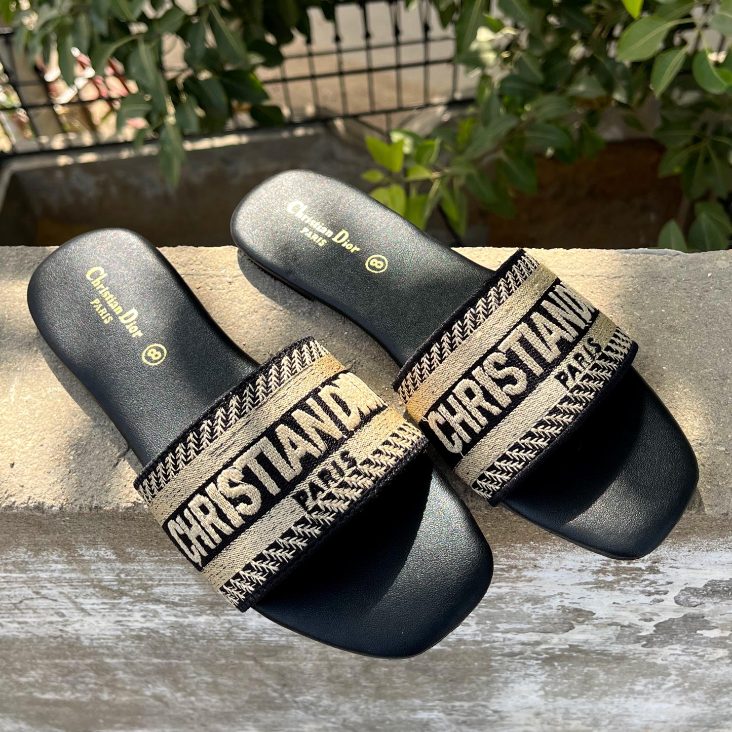 Chritian dior  Embroidered  Flat slippers