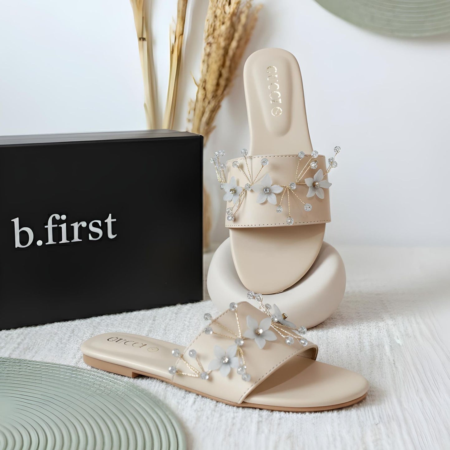 🎀 Gucci Style Comfortable Slippers For Girls 🎀 Grey : 7-9-10 Gold : 11-12 White : 6-7-8-9-10-12 Black : 6-8-9-10-11  Pink : 11