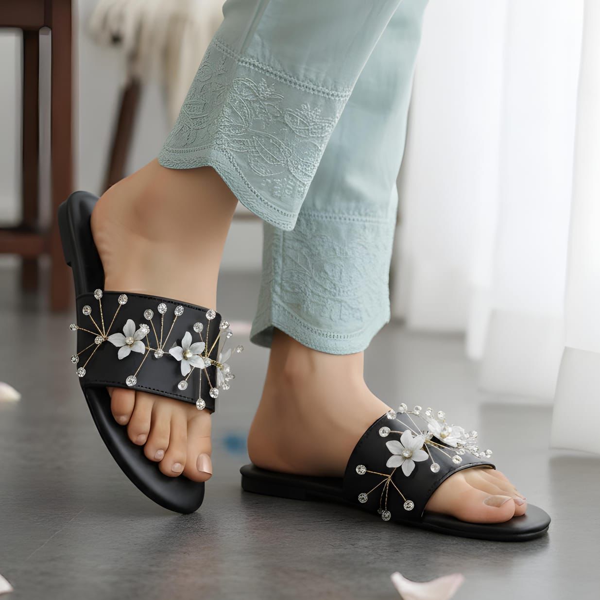 🎀 Gucci Style Comfortable Slippers For Girls 🎀 Grey : 7-9-10 Gold : 11-12 White : 6-7-8-9-10-12 Black : 6-8-9-10-11  Pink : 11