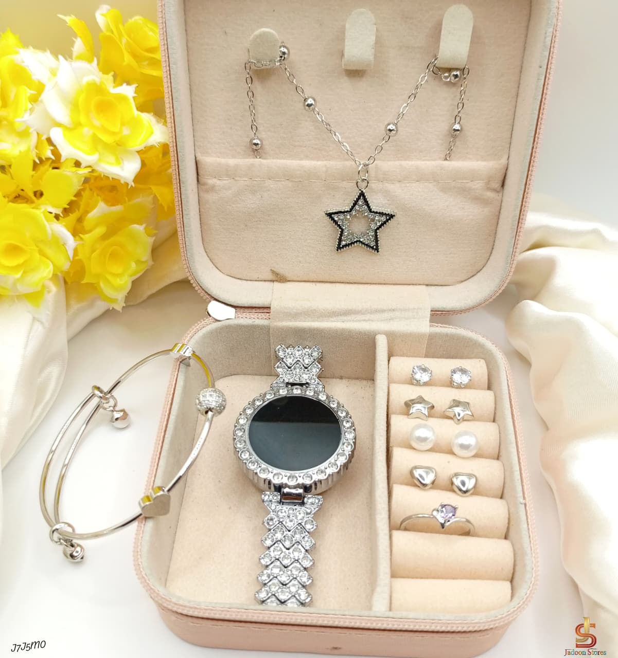 Hellow Girls Here's The Complete Combo Deal For You 😍😍  *_💎 Fancy Beautiful 8Pc Watch Deal For Her "